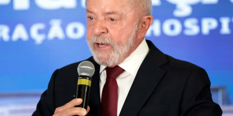 Lula critica carta de Flávio Bolsonaro aos EUA sobre tarifa de 25% contra produtos brasileiros.