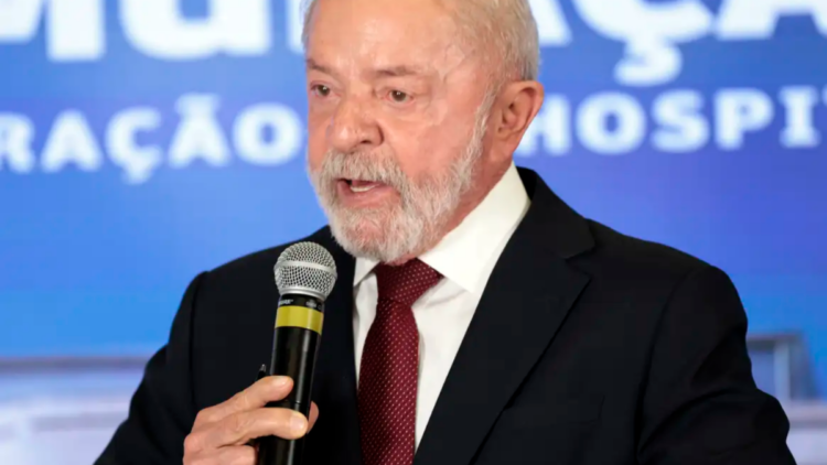 Lula critica carta de Flávio Bolsonaro aos EUA sobre tarifa de 25% contra produtos brasileiros.
