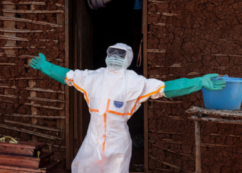 Hospitais da República Democrática do Congo sofreram ataques durante surto de ebola. Pacientes fugiram das áreas de isolamento e autoridades temem aumento da transmissão.