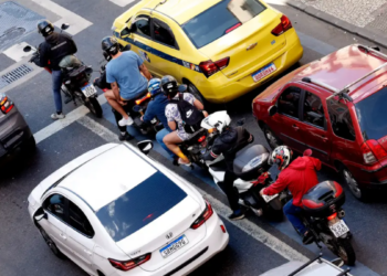Atlas da Violência 2026 revela aumento das mortes de motociclistas no Brasil. Óbitos envolvendo motos já representam 41,6% das vítimas no trânsito.