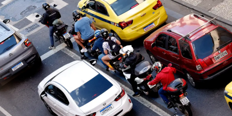 Atlas da Violência 2026 revela aumento das mortes de motociclistas no Brasil. Óbitos envolvendo motos já representam 41,6% das vítimas no trânsito.