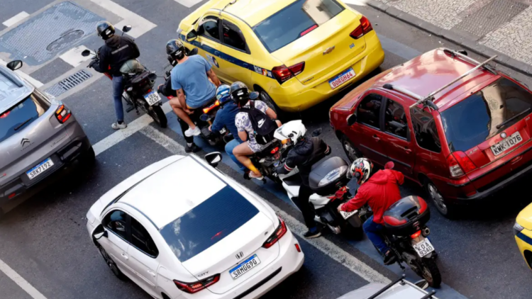 Atlas da Violência 2026 revela aumento das mortes de motociclistas no Brasil. Óbitos envolvendo motos já representam 41,6% das vítimas no trânsito.