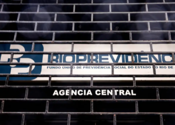 Polícia Federal investiga suposta atuação de Cláudio Castro em aplicações da RioPrevidência no Banco Master. Operação cumpre mandados no Rio e DF.