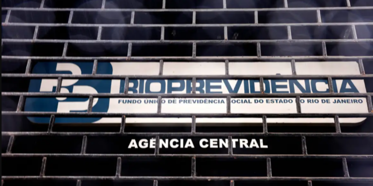 Polícia Federal investiga suposta atuação de Cláudio Castro em aplicações da RioPrevidência no Banco Master. Operação cumpre mandados no Rio e DF.