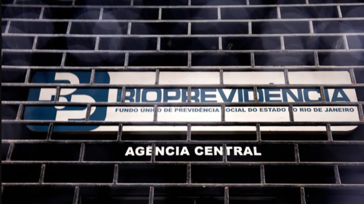 Polícia Federal investiga suposta atuação de Cláudio Castro em aplicações da RioPrevidência no Banco Master. Operação cumpre mandados no Rio e DF.