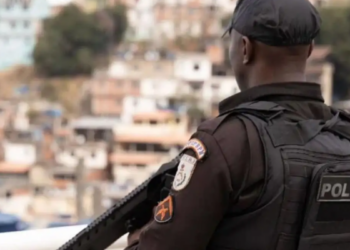 Cinco suspeitos morreram e seis pessoas foram presas durante operação da PM no Complexo do Chapadão, no Rio.
