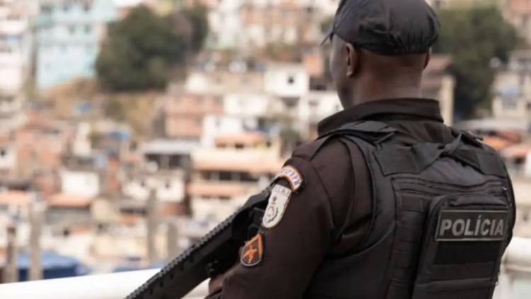 Cinco suspeitos morreram e seis pessoas foram presas durante operação da PM no Complexo do Chapadão, no Rio.