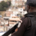 Cinco suspeitos morreram e seis pessoas foram presas durante operação da PM no Complexo do Chapadão, no Rio.
