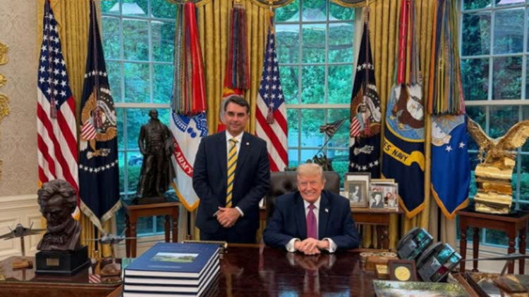 Donald Trump entregou um presente simbólico a Flávio Bolsonaro durante reunião oficial nos Estados Unidos.