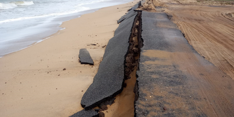 Defesa Civil intensifica ações em Farol de São Tomé após ressacas causarem impactos em trechos do litoral campista.