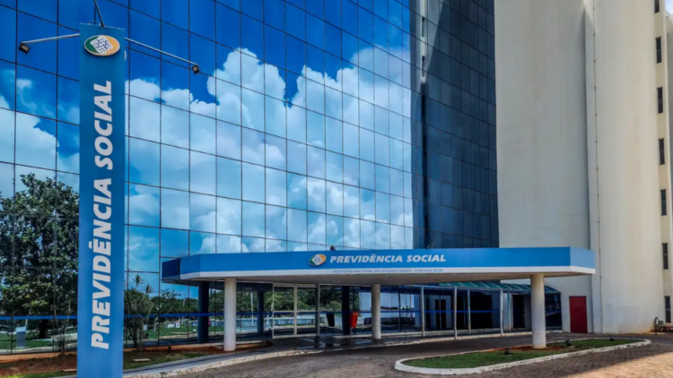 Erro no aplicativo Meu INSS permitiu exposição de milhões de CPFs; Dataprev afirma que já reforçou a segurança do sistema.