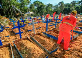 O presidente Lula sancionou a lei que cria o Dia Nacional em Memória das Vítimas da Covid-19. Data homenageia mais de 716 mil brasileiros mortos pela doença.
