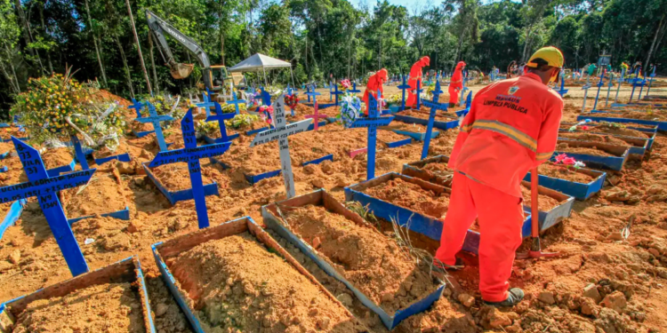 O presidente Lula sancionou a lei que cria o Dia Nacional em Memória das Vítimas da Covid-19. Data homenageia mais de 716 mil brasileiros mortos pela doença.
