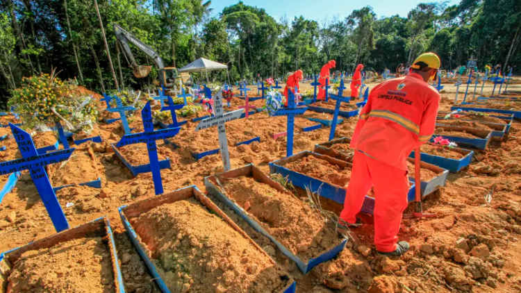 O presidente Lula sancionou a lei que cria o Dia Nacional em Memória das Vítimas da Covid-19. Data homenageia mais de 716 mil brasileiros mortos pela doença.
