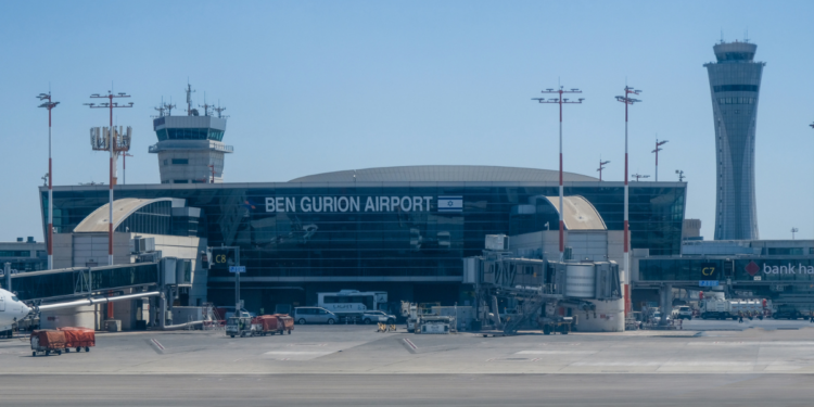 Diretor da aviação civil de Israel afirma que Aeroporto Ben Gurion foi impactado por operações militares e redução de voos civis.