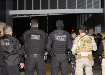 Operação da PF em 16 estados mira facções criminosas, tráfico de drogas, armas e lavagem de dinheiro em ação integrada.