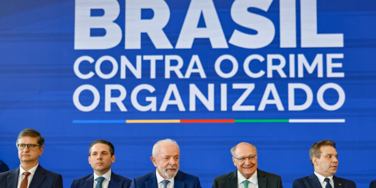 Lula afirma que combate ao crime organizado precisa de cooperação internacional e cita extradição de brasileiros que vivem nos EUA.