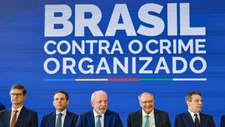 Lula afirma que combate ao crime organizado precisa de cooperação internacional e cita extradição de brasileiros que vivem nos EUA.