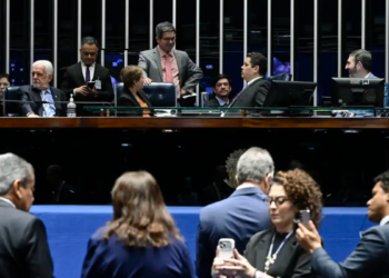 Senado aprova mudanças na carteira de motorista e amplia benefícios para condutores sem infrações.