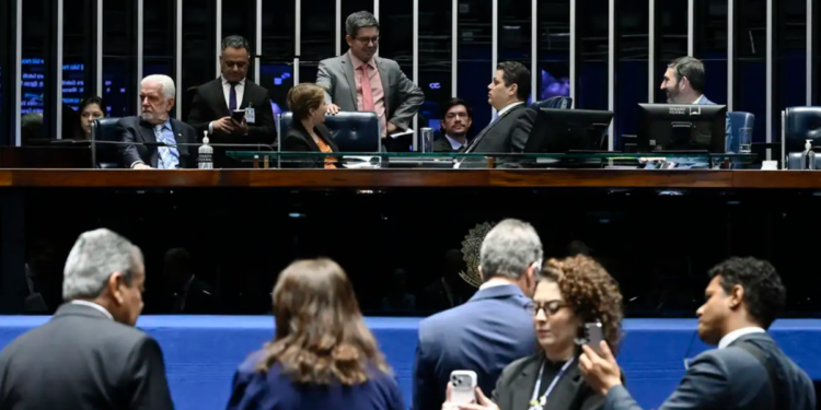 Senado aprova mudanças na carteira de motorista e amplia benefícios para condutores sem infrações.