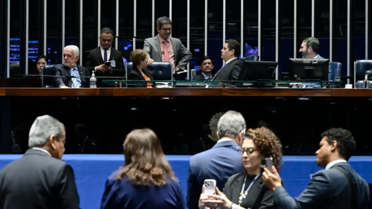 Senado aprova mudanças na carteira de motorista e amplia benefícios para condutores sem infrações.