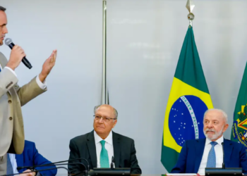 Lula assina medida que extingue imposto sobre compras internacionais de até US$ 50.