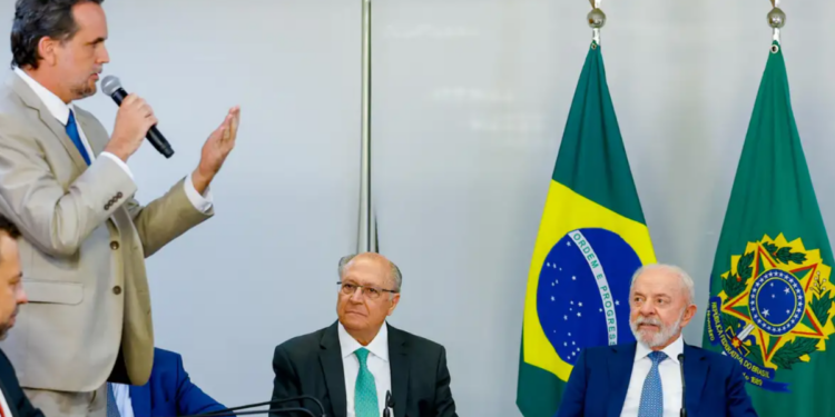 Lula assina medida que extingue imposto sobre compras internacionais de até US$ 50.