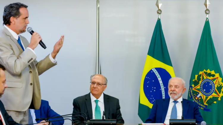 Lula assina medida que extingue imposto sobre compras internacionais de até US$ 50.