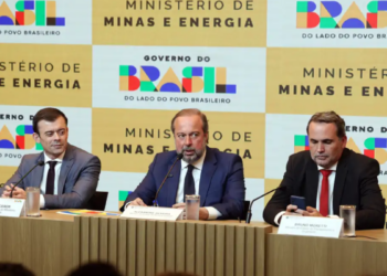 Governo federal anuncia subsídio temporário para conter alta da gasolina e do diesel após disparada do petróleo no mercado internacional.