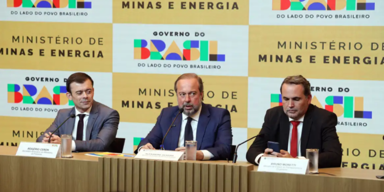 Governo federal anuncia subsídio temporário para conter alta da gasolina e do diesel após disparada do petróleo no mercado internacional.