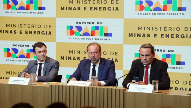 Governo federal anuncia subsídio temporário para conter alta da gasolina e do diesel após disparada do petróleo no mercado internacional.