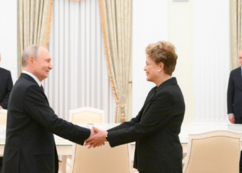Vladimir Putin recebe Dilma Rousseff em Moscou durante encontro do Banco dos BRICS. Agenda inclui debates sobre inovação, inteligência artificial e financiamento global.