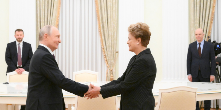 Vladimir Putin recebe Dilma Rousseff em Moscou durante encontro do Banco dos BRICS. Agenda inclui debates sobre inovação, inteligência artificial e financiamento global.