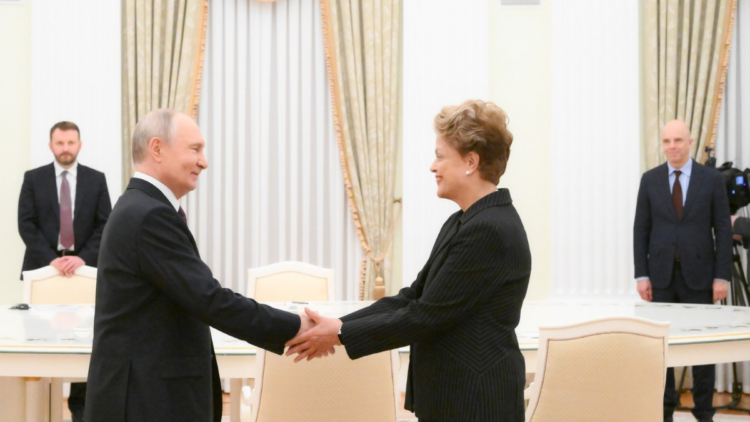 Vladimir Putin recebe Dilma Rousseff em Moscou durante encontro do Banco dos BRICS. Agenda inclui debates sobre inovação, inteligência artificial e financiamento global.