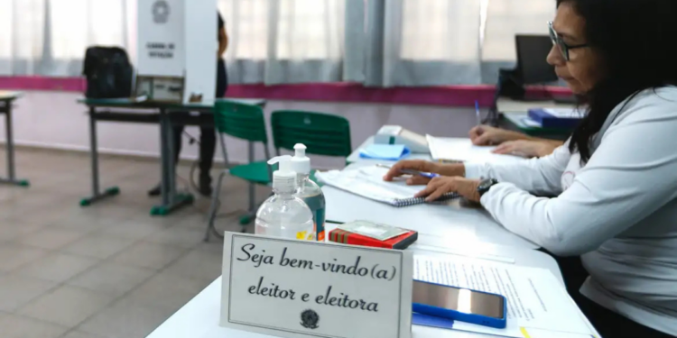 Justiça Eleitoral abre inscrições para mesários voluntários das eleições de 2026. Cadastro pode ser feito pelo aplicativo e-Título ou nos sites dos TREs