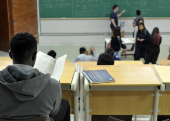 Aluno de medicina da Unirio terá que pagar R$ 720 mil após investigação do MPF por uso indevido de vaga de cota racial. Valor será destinado a bolsas e ações educativas.