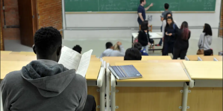 Aluno de medicina da Unirio terá que pagar R$ 720 mil após investigação do MPF por uso indevido de vaga de cota racial. Valor será destinado a bolsas e ações educativas.
