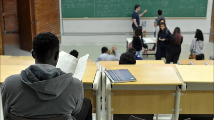 Aluno de medicina da Unirio terá que pagar R$ 720 mil após investigação do MPF por uso indevido de vaga de cota racial. Valor será destinado a bolsas e ações educativas.