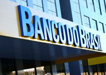 O Banco do Brasil registrou queda de 54% no lucro líquido no primeiro trimestre de 2026, impactado pelo aumento da inadimplência no agronegócio. Banco também revisou para baixo a projeção de lucro anual.