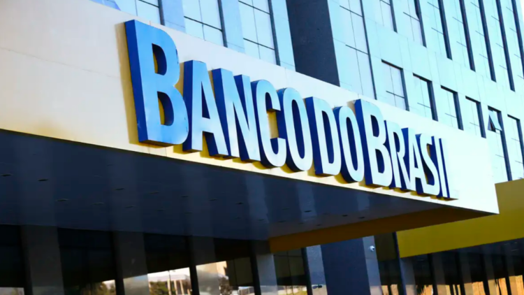 O Banco do Brasil registrou queda de 54% no lucro líquido no primeiro trimestre de 2026, impactado pelo aumento da inadimplência no agronegócio. Banco também revisou para baixo a projeção de lucro anual.