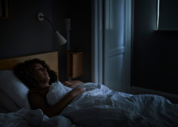 Estudo publicado na revista IBRO Neuroscience Reports aponta que dormir pouco prejudica memória, aprendizagem e regulação emocional, além de aumentar riscos para a saúde cerebral a longo prazo.