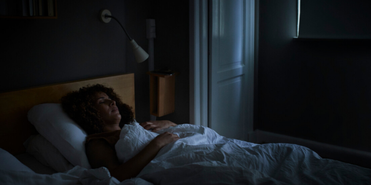 Estudo publicado na revista IBRO Neuroscience Reports aponta que dormir pouco prejudica memória, aprendizagem e regulação emocional, além de aumentar riscos para a saúde cerebral a longo prazo.