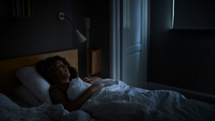 Estudo publicado na revista IBRO Neuroscience Reports aponta que dormir pouco prejudica memória, aprendizagem e regulação emocional, além de aumentar riscos para a saúde cerebral a longo prazo.