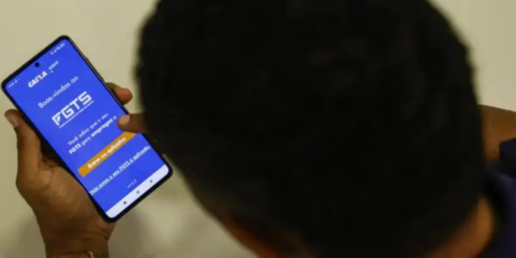 Ministério do Trabalho anuncia consulta ao FGTS para uso no Novo Desenrola. Trabalhadores poderão renegociar dívidas com parte do saldo.