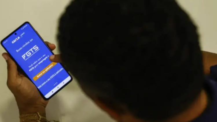 Ministério do Trabalho anuncia consulta ao FGTS para uso no Novo Desenrola. Trabalhadores poderão renegociar dívidas com parte do saldo. 