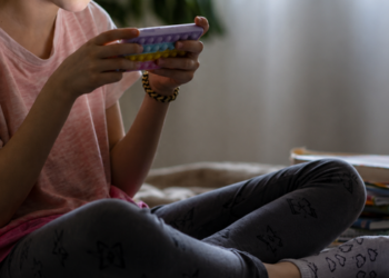 Projeto de lei em tramitação na Alerj quer ampliar a conscientização sobre estupro virtual e crimes cibernéticos contra crianças e adolescentes nas escolas do Rio de Janeiro.