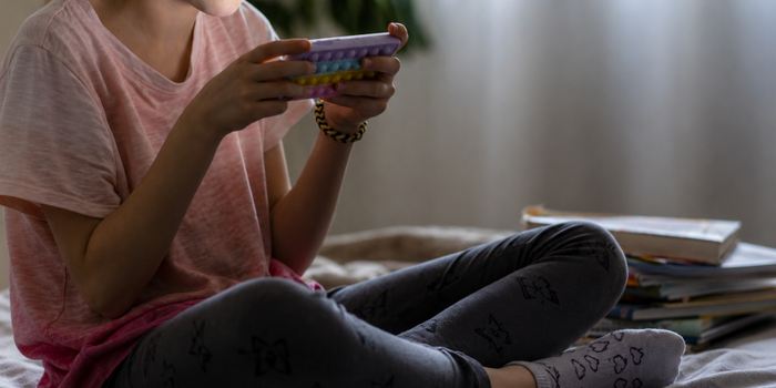 Projeto de lei em tramitação na Alerj quer ampliar a conscientização sobre estupro virtual e crimes cibernéticos contra crianças e adolescentes nas escolas do Rio de Janeiro.