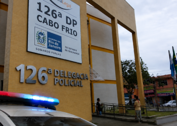 Mulher suspeita de matar companheira com facada no pescoço se entrega à Polícia Civil em Cabo Frio