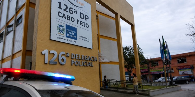 Mulher suspeita de matar companheira com facada no pescoço se entrega à Polícia Civil em Cabo Frio