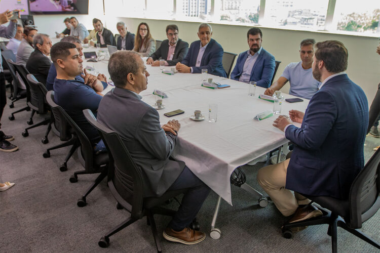 Reunião na Petrobras entre prefeitos das cidades produtoras de petróleo e Diretor Regional da BR. Macaé/RJ.